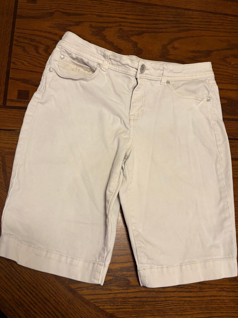 Women's Size 10 Style & Co White Bermuda Shorts W/Booty Bedazzling